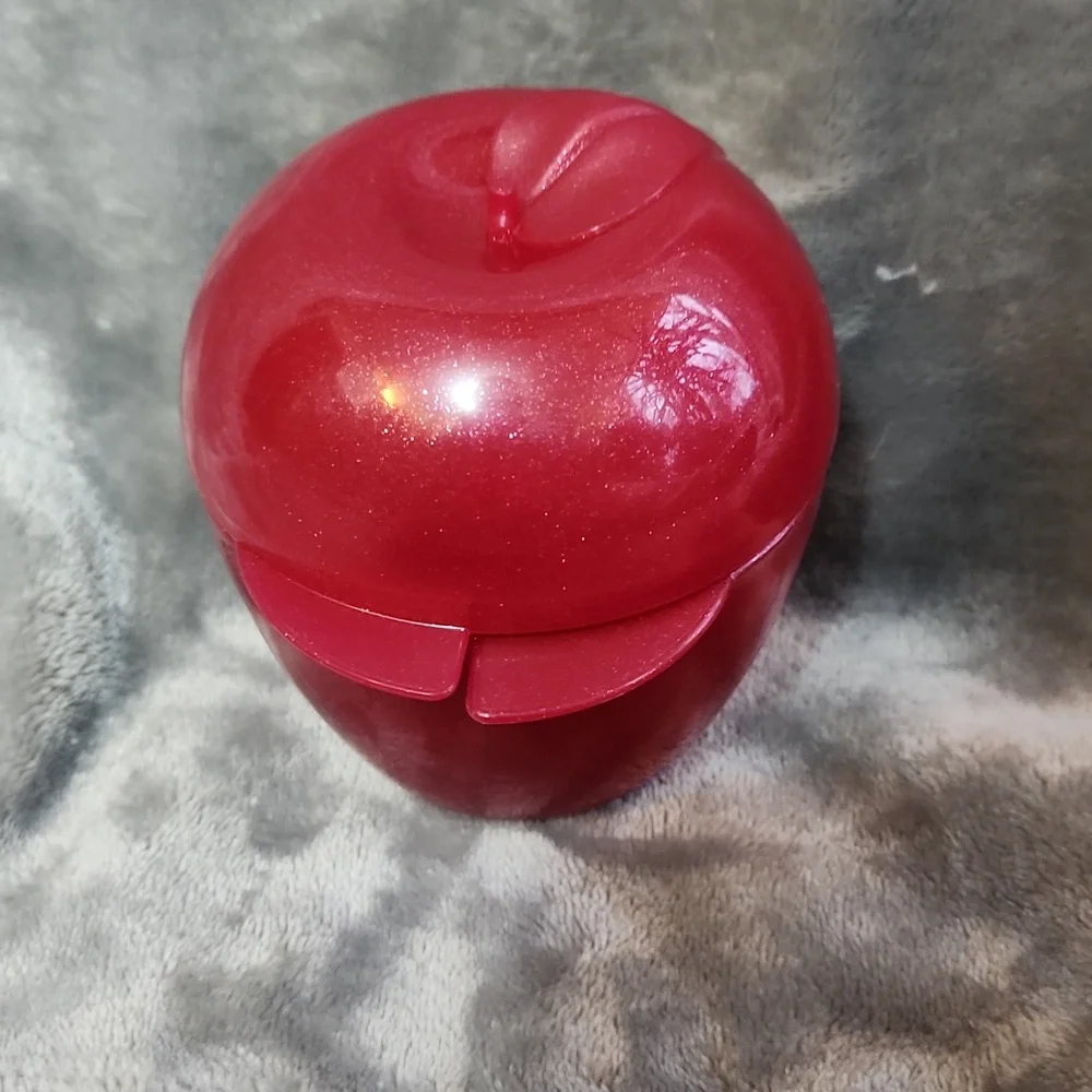 Tupperware apple keeper